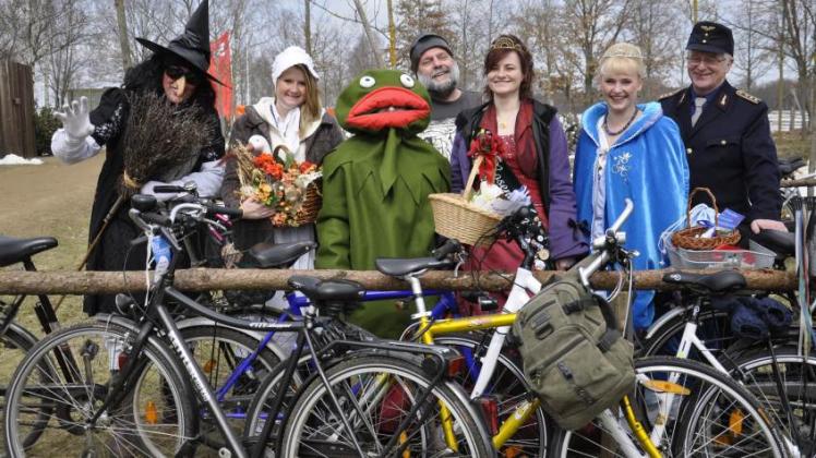 Wer gemeinsam mit der ganzen Prignitz in die neue Saison radeln möchte, sollte sein Fahrrad zum 18. April startklar machen. Zielort der Sternfahrt wird Perleberg sein. Auf dem Foto posieren Maskottchen der Region in Groß Woltersdorf, Zielort 2013. 