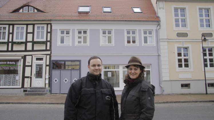 Bauherr Daniel Konradt und Bauingenieurin Annette Schulze vor dem nahezu fertigen Haus in der Großen Straße.  