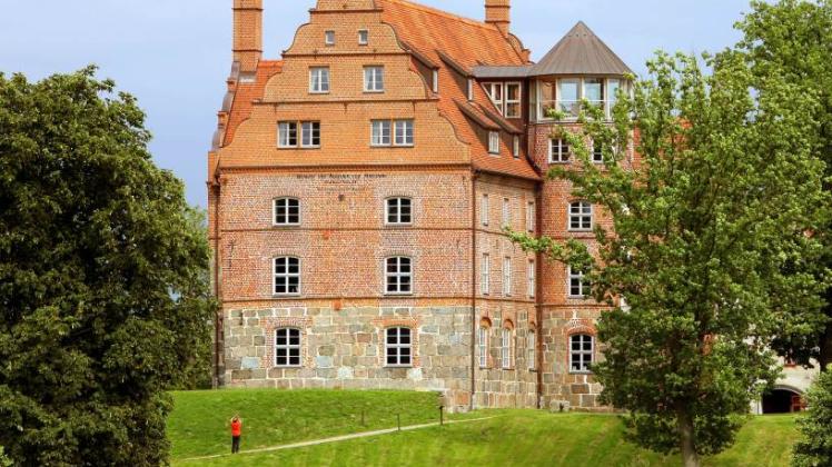 Das Schloss Ulrichshusen  ist seit Mitte des 16. Jahrhunderts Familiensitz der von Maltzahns und wurde nach einem Großbrand 1987 von Helmuth und Alla von Maltzahn 1993 bis 2001 wieder aufgebaut. 