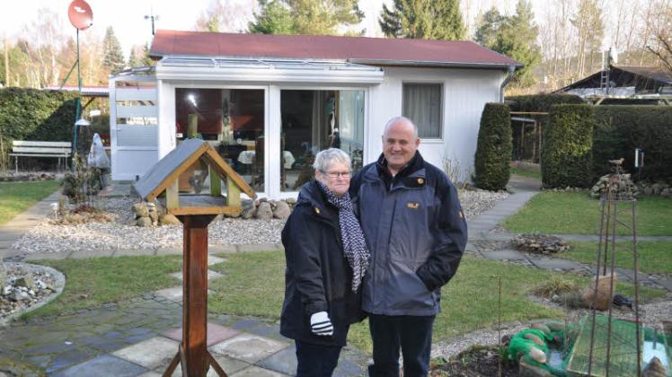 Idyllisches Eiland: Ingrid und Fred Boganowski verbringen gern Zeit in ihrer Datsche in Schwaan. Die Eheleute kauften das Grundstück im Sandgarten, um einer drohenden Kündigung zu entgehen.  