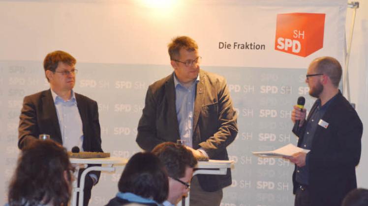 Stellten sich den Fragen: Ralf Stegner (l.), Stefan Studt und Moderator Tobias von Pein im Oldesloer Bürgerhaus. 