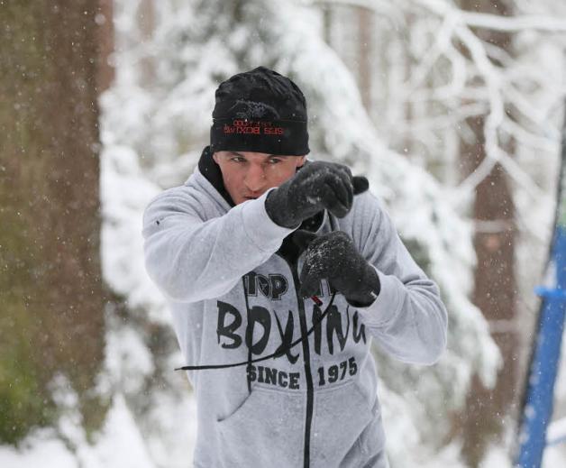 Herausforderer Robin Krasniqi zog sich zur Vorbereitung auf den WM-Kampf in den Bayerischen Wald zurück und arbeitete im Schnee an Kraft und Kondition.  