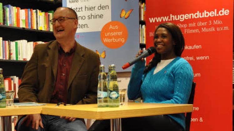 Bei Hugendubel erzählt „Let’s Dance“-Jurorin Motsi Mabuse dem Publikum und Moderator Frank Schlößer aus ihrem Leben.  Fotos: kazi 