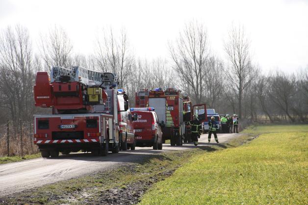 Rostock-Nienhagen - Zu einem Feuerwehrgroßeinsatz ist es heute Vormittag im Güterverkehrszentrum Rostock-Nienhagen gekommen. Auf dem Gelände des Windanlagenbauers Nordex brach gegen 11.30 Uhr ein Feuer in einer Turbine eines Windkraftrades in rund 100 Met