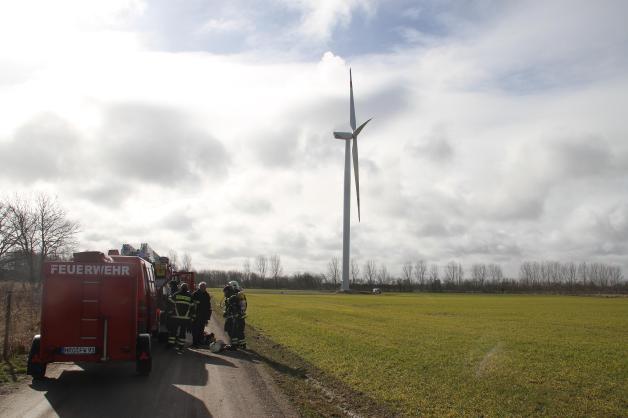 Rostock-Nienhagen - Zu einem Feuerwehrgroßeinsatz ist es heute Vormittag im Güterverkehrszentrum Rostock-Nienhagen gekommen. Auf dem Gelände des Windanlagenbauers Nordex brach gegen 11.30 Uhr ein Feuer in einer Turbine eines Windkraftrades in rund 100 Met