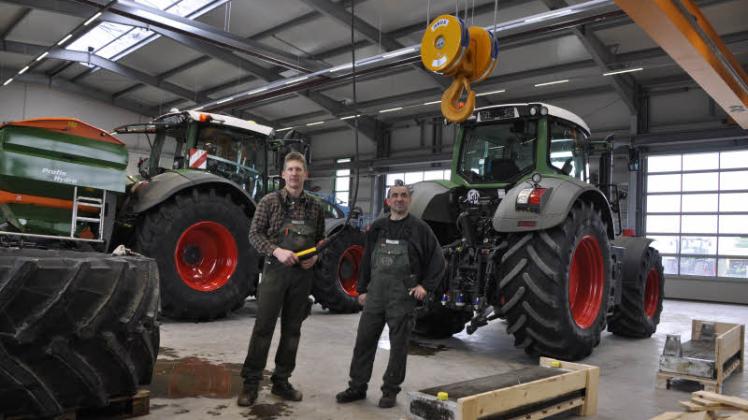 Die Landmaschinen-Mechaniker Peter Kröger (l.) und Alexander Horn sorgen künftig für die Reparaturen.   Fotos: katharina Roese 