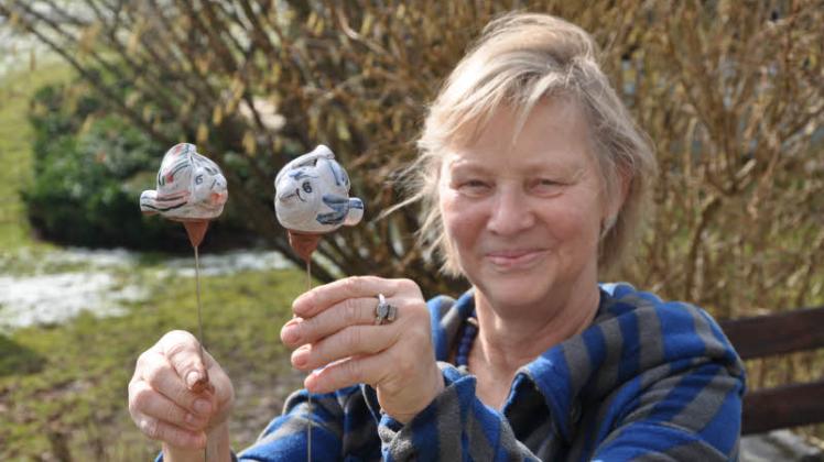 Die zwei bemalten Vögel kündigen im Garten von Keramikerin Christiane Lamberz den Frühling an. Darüber hinaus bietet die Sanitzerin aber auch Ostereier, Steckvasen und liebevoll verzierte Anhänger an.  Fotos: Anne Schwartz 