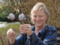 Die zwei bemalten Vögel kündigen im Garten von Keramikerin Christiane Lamberz den Frühling an. Darüber hinaus bietet die Sanitzerin aber auch Ostereier, Steckvasen und liebevoll verzierte Anhänger an.  Fotos: Anne Schwartz 