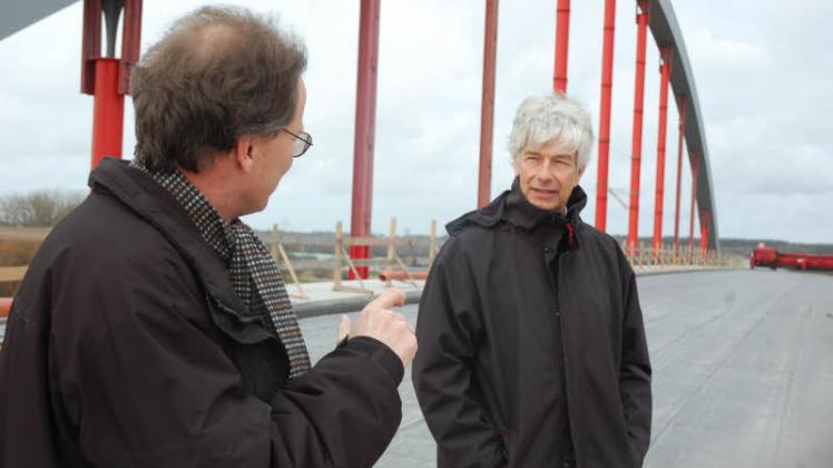 Hoffen, dass die Brücke trotz Verzögerung bei der Vergabe eines Auftrags noch in diesem Jahr fertig wird: Torsten Conradt vom Landesbetrieb Straßenbau und Verkehr (l.) und Frank Nägele, Staatsekretär im Verkehrsministerium in Kiel. 
