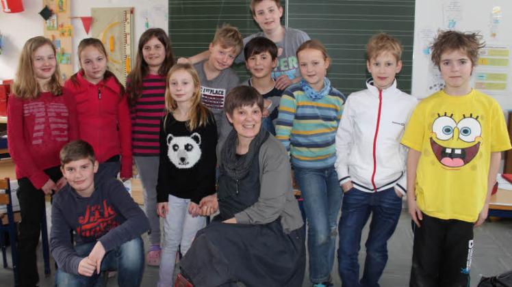 Angelika Heller hier inmitten einer vierten Klasse der Grundschule Hoisdorf, in der sie unterrichtet. 