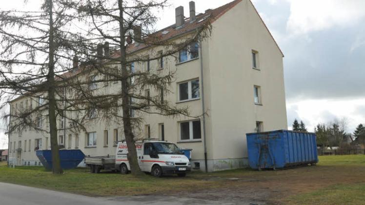 Hier ziehen ab Mai Asylbewerber und Flüchtlinge ein. Der private Eigentümer lässt die Wohnungen jetzt herrichten. 