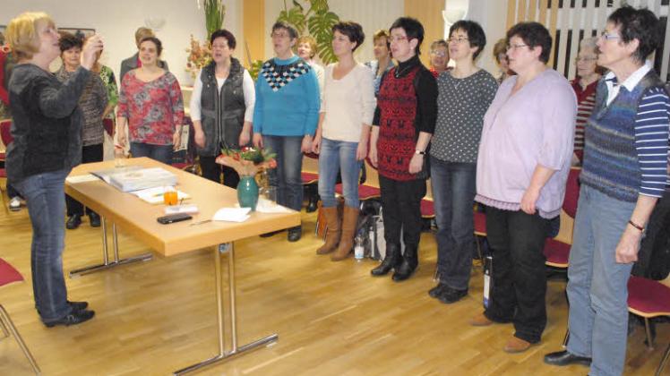 Chorprobe in Bobzin: Die Damen vom Frauenchor suchen dringend einen neue Chorleiter oder eine Chorleiterin.  