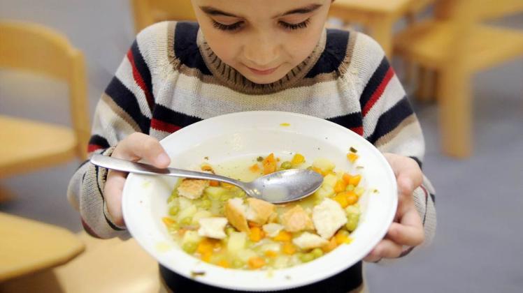 Kontrollen sollen sicherstellen, dass in Schul- und Kitaküchen sauber gekocht wird. 
