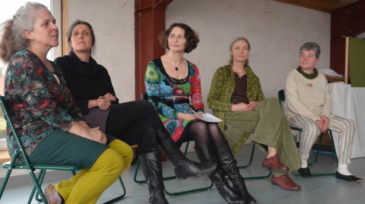 Gleichstellungsbeauftragte Simone Jürß (Mitte) stellt Coco Radsack, Antje Rabe, Brita Rehsöft und Gertraud Häfner (von links) vor.  Fotos: Patricia Lösche 