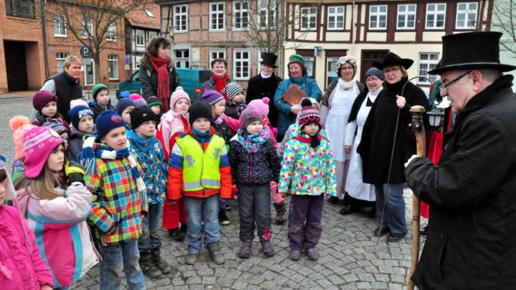 Edmund Richter (r.) vom Heimatverein erklärt den Kita-Kindern die Crivitzer Sagenwelt.  