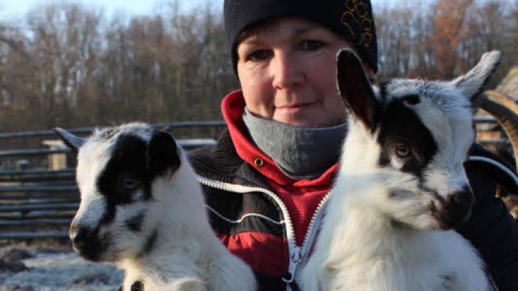 Tierpflegerin Monika Laudon-Mühlberg mit zwei neugeborenen Pfauenziegen auf dem Arm.