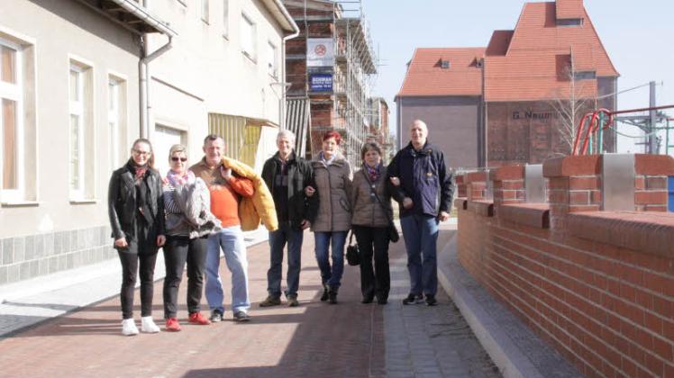 Die Wittenberger mit ihren Gästen aus Berlin und Köln beim Spaziergang auf der Promenade. Links das von der WGW erworbene Haus.  