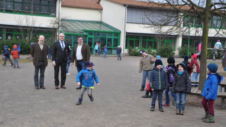 Große Pause: Die Bürgermeister Ralf Egbert Scharlaug und Klaus-Otto Meyer lassen sich vom Rastower Schulleiter Torsten Booß (v.l.) nochmals die Grundschule zeigen. 