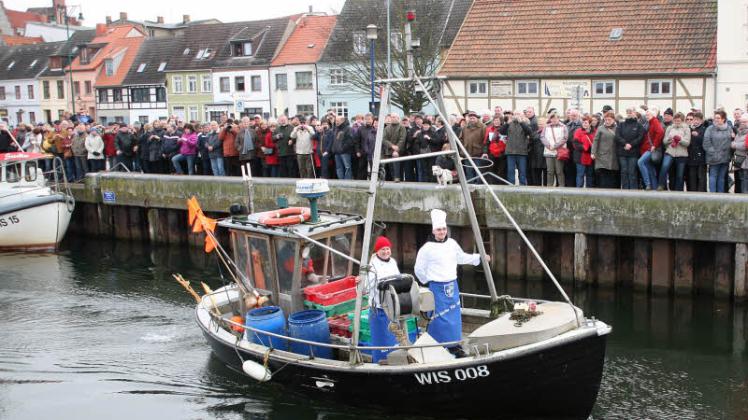 Bereits Tradition hat die Ankunft des „Heringskutters“ von Berufsfischer Stefan Kübart und den Weißjacken des Köcheclubs.    