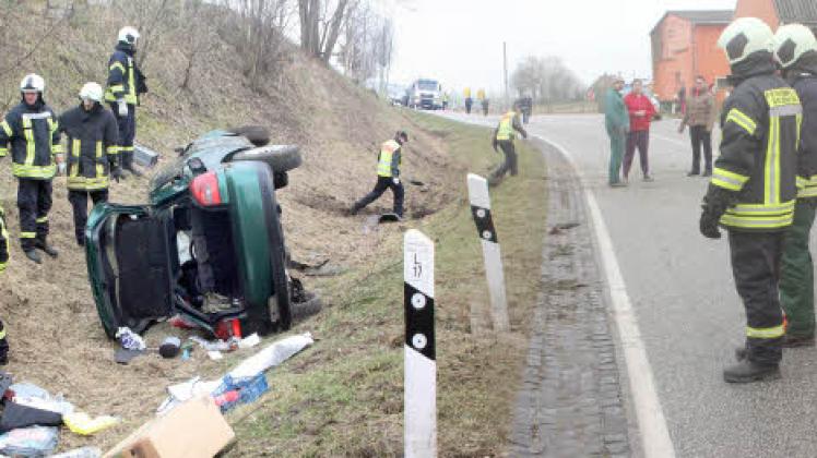 Autounfall auf der L 17 bei Unter Brüz: 80-jähriger Fahrer kam nach rechts von der Fahrbahn ab, schleudert etwa 100 Meter im Straßengraben entlang und kam auf der Seite zum Liegen.   