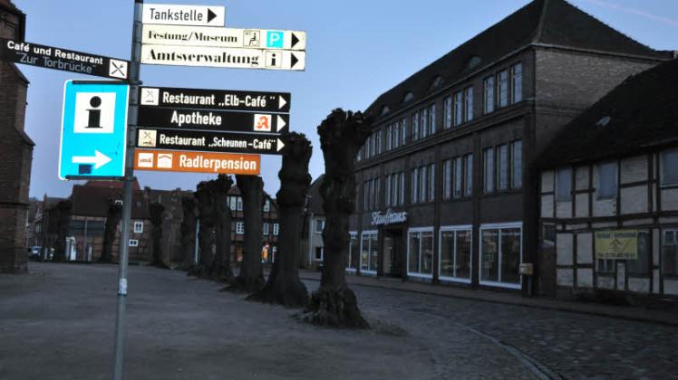 Das Dömitzer Kaufhaus gilt als das Symbol für die infrastrukturellen Probleme in der historischen Stadt.  Fotos: Harald Schulz 
