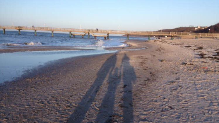 Dieses Schattenspiel am Strand wurde fotografisch festgehalten von Ricarda Gräbsch.