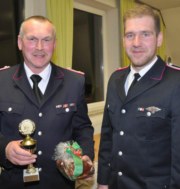 Den Wanderpokal für den besten Schützen übergab Jörn Lawrenz (re.) an Jörg Schmidt. Den Wanderpokal für den besten Schützen übergab Jörn Lawrenz (re.) an Jörg Schmidt.