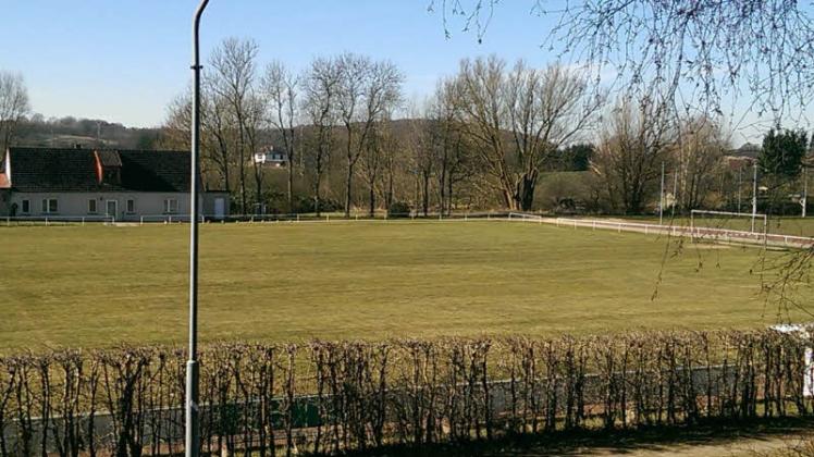 Erste Maßnahmen für ein besseres Geläuf auf dem Brüeler Sportplatz sind erfolgt. 