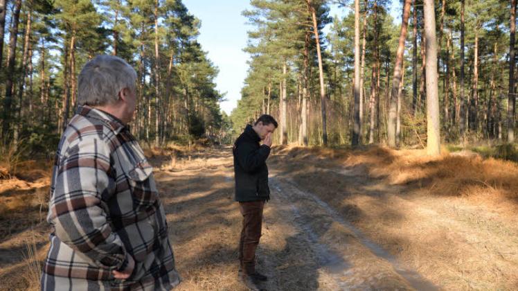 Im Beisein von Wolfgang Ohde (l.) nimmt Mirko Hübner, Mitarbeiter beim Forstamt Schildfeld, eine Geruchsprobe. 