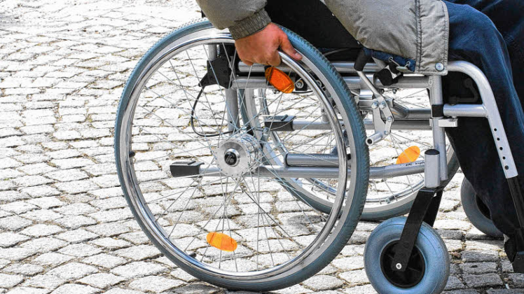 Rollstuhlfahrer sind wie alle behinderten Menschen in bestimmten Situationen auf fremde Hilfe angewiesen. 
