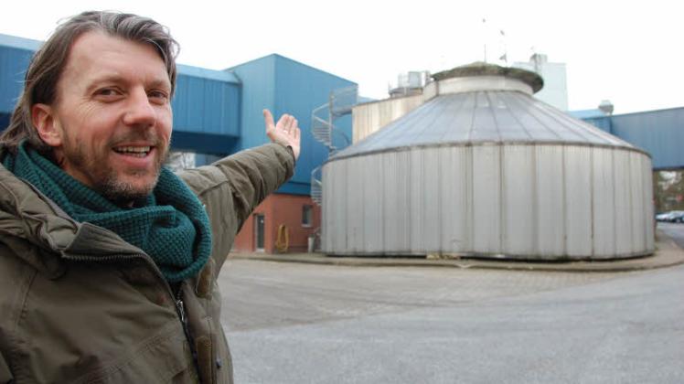 Olaf Grönwald, Leiter der Kläranlage, zeigt auf einen Faulturm, in dem das Gas aus Abwässern und organischen Abfällen gewonnen wird.  Fotos: Blase 