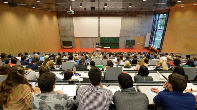 Die Landesregierung will die Zahl der Studienabbrecher an Universitäten und Fachhochschulen senken.  