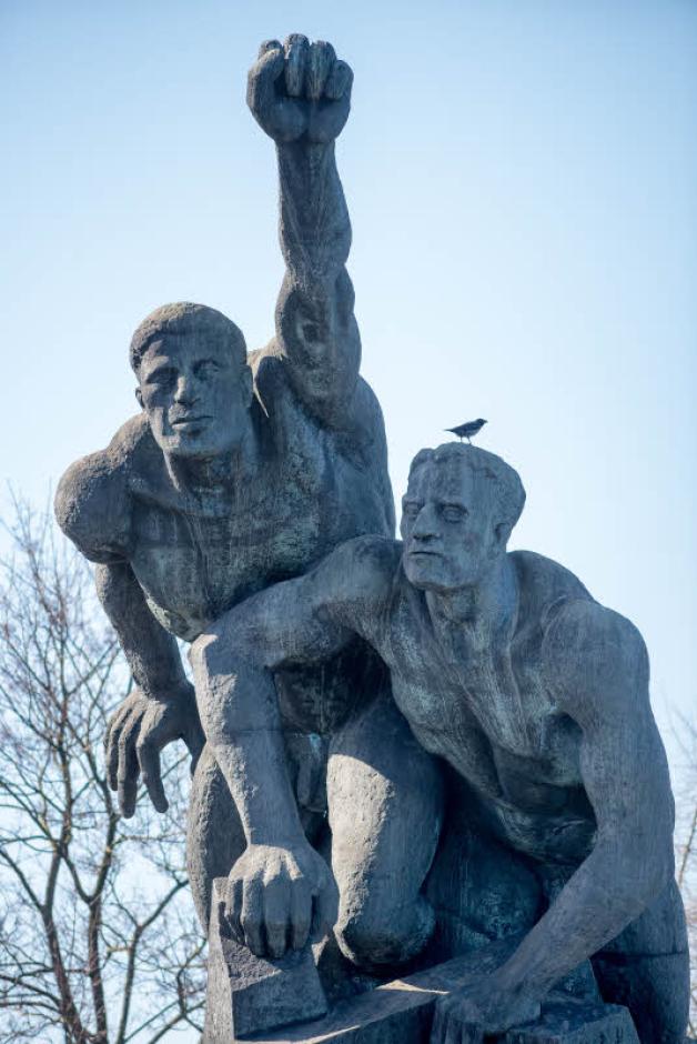 Die Statue entwarf der Rostocker Künstler Wolfgang Eckardt. 