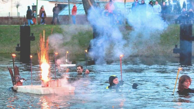 Je nachdem wie kalt das Wasser an Samstag vor Ostern ist, wird das Fackelschwimmen in der Elde für die Teilnehmer zur Herausforderung. 