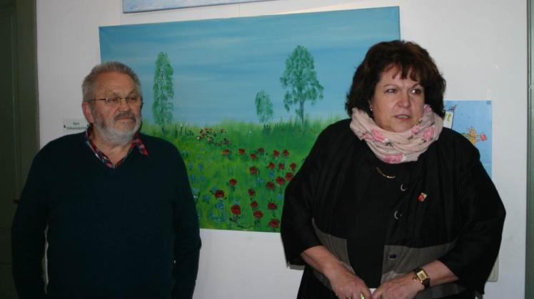 Künstler Ulrich Lüben und Bürgermeisterin Ute Lindenau bei der Vernissage.  