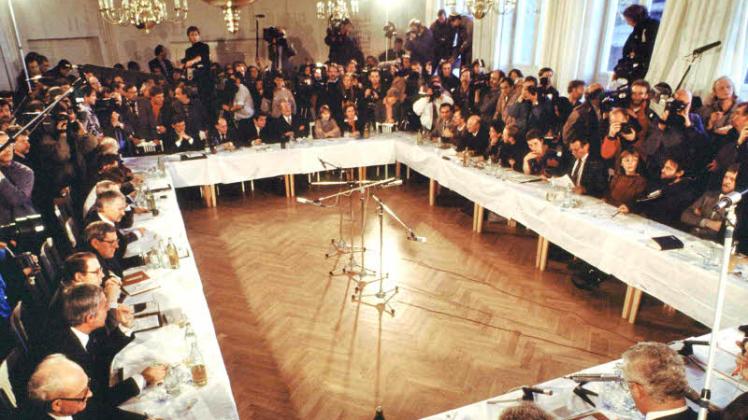 Der Anfang: Am 7. Dezember 1989 tagte im Ost-Berliner Dietrich-Bonhoeffer-Haus der erste „Runde Tisch“.  