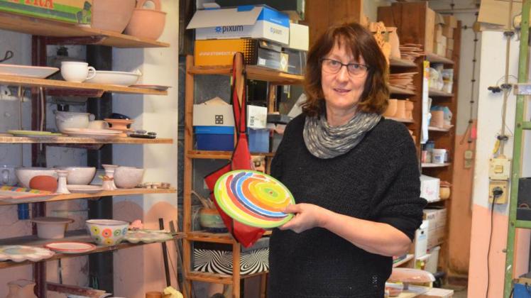 Christiane Gregorowius ist seit 1982 selbstständige Keramikerin. Sie hat bereits 17 Gesellen ausgebildet. 