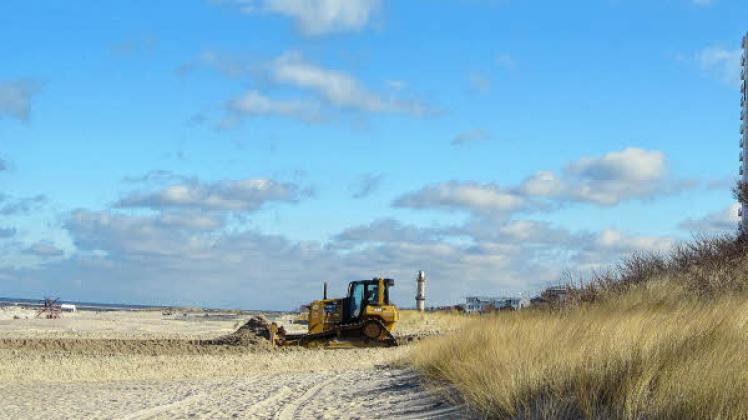Raupe am Warnemünder Strand: In diesem Frühjahr werden die Dünen 11 und 13 abgeschoben.  