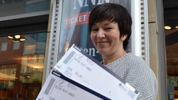 „Kultur trifft Genuss“ jetzt auch in Rostock: Ulrike Steffen vom NNN-Ticketcenter hat die Karten.