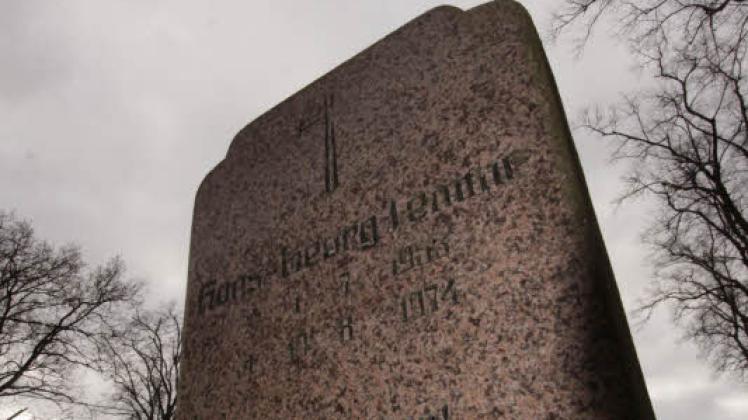 Ein schlichter Grabstein erinnert auf dem Groß Breeser Friedhof an Hans-Georg Lemme. Geht es nach der Landesbeauftragten zur Aufarbeitung der Folgen der kommunistischen Diktatur, soll eine Ehrengrabstätte auch künftige Generationen an den Fall erinnern.  