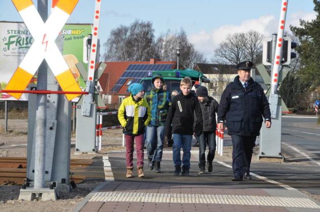 Den Bahnübergang meistern Jonas, Lucas, Leif und Luca mit Waldemar Waldeck (v. l). Den Bahnübergang meistern Jonas, Lucas, Leif und Luca mit Waldemar Waldeck (v. l).
