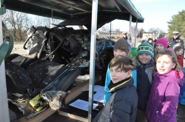 Das zerstörte Auto sehen sich Noah (l.), Lea, Moritz und Jessica (r.) genau an. Fotos: mabo Das zerstörte Auto sehen sich Noah (l.), Lea, Moritz und Jessica (r.) genau an. Fotos: mabo