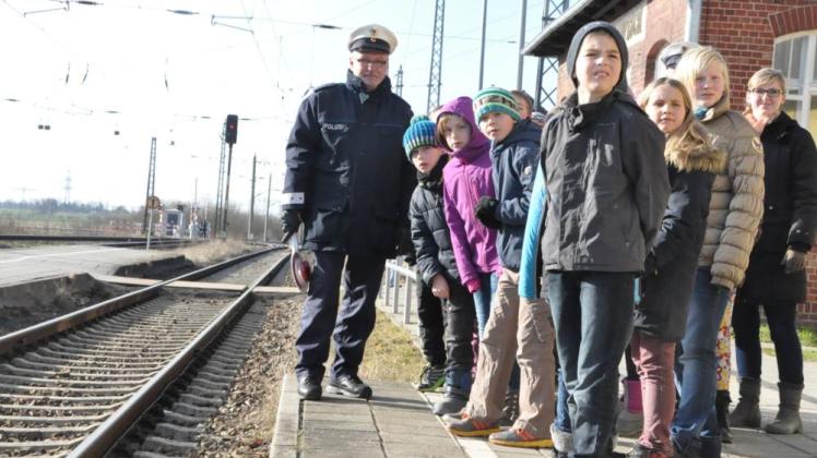 Ausschau halten nach dem nächsten Zug: Die Jungen und Mädchen der Grundschule üben am Bahnsteig von Bentwisch.