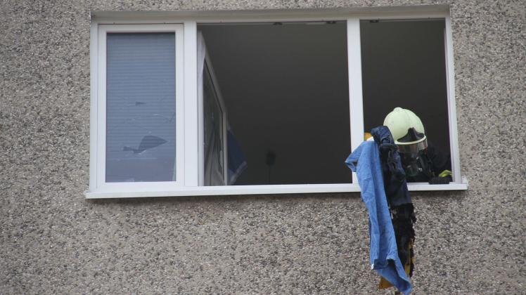 Wohnungsbrand in Rostock: Mann zündet eigene Kleidung und Sofa an