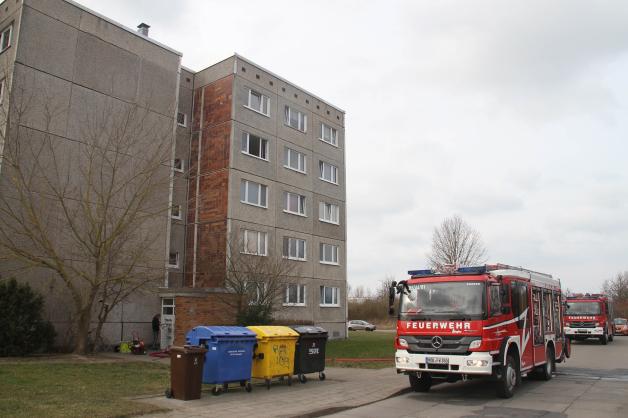 Wohnungsbrand in Rostock: Mann zündet eigene Kleidung und Sofa an Wohnungsbrand in Rostock: Mann zündet eigene Kleidung und Sofa an