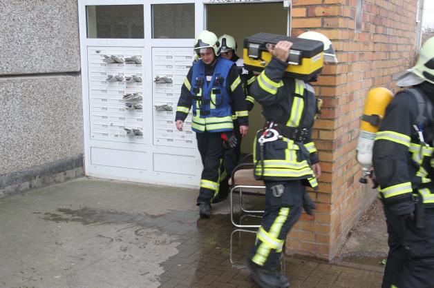 Wohnungsbrand in Rostock: Mann zündet eigene Kleidung und Sofa an Wohnungsbrand in Rostock: Mann zündet eigene Kleidung und Sofa an