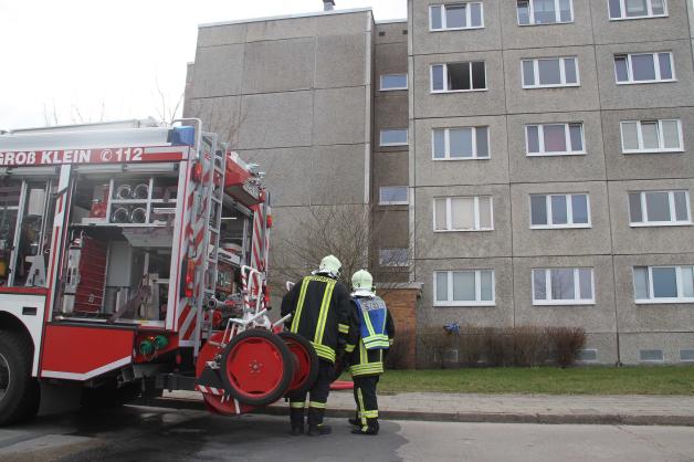 Wohnungsbrand in Rostock: Mann zündet eigene Kleidung und Sofa an