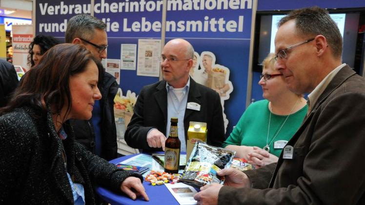 Fachkundiger Rat: Norbert Reich (r.) von der Lebensmittelüberwachung des Landkreises Ludwigslust-Parchim, informierte u. a. über Hinweisen auf Verpackungen von Lebensmitteln. 
