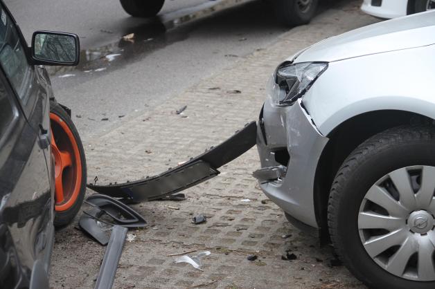 Schwerer Unfall beim Ausparken in Rostock-Lütten Klein, 1 Verletzter, 3 kaputte Autos