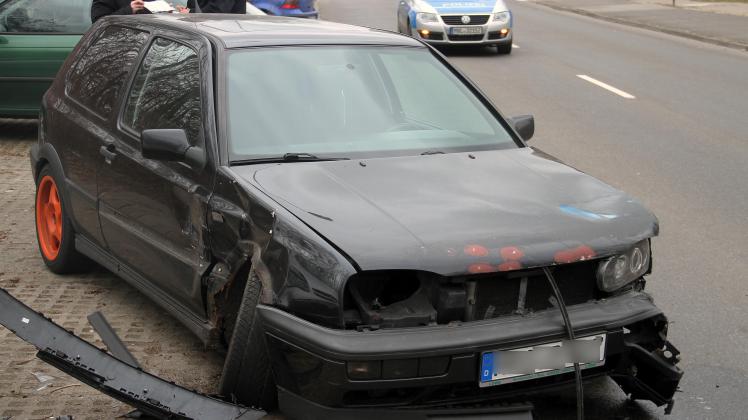 Schwerer Unfall beim Ausparken in Rostock-Lütten Klein, 1 Verletzter, 3 kaputte Autos